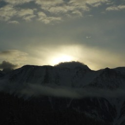 Die Sonne verschwindet hinter dem Berg